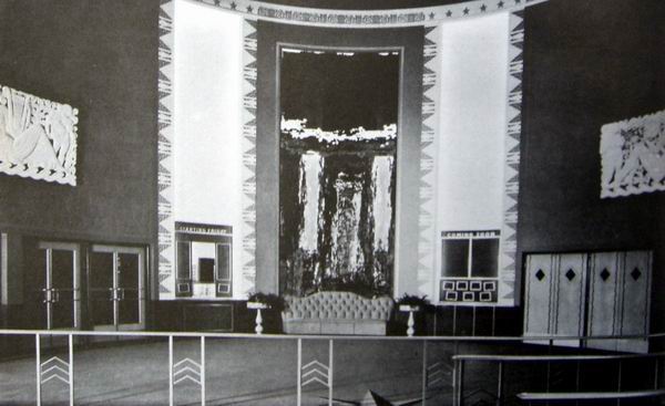 Royal Theatre - From Mike Rivest Movie-Theater Org (newer photo)